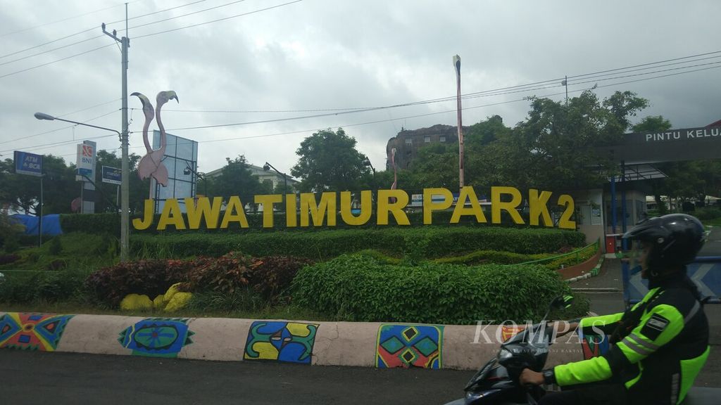  A motorcyclist passes in front of the Jatim Park 2 tourist site in Batu, East Java, Monday (9/3/2020).
