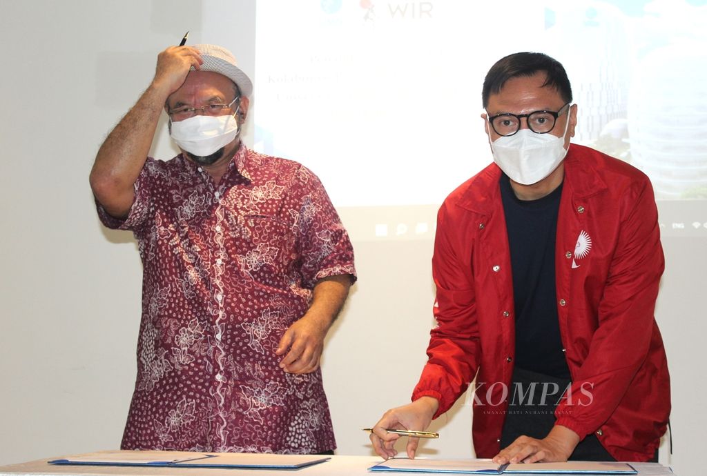 Rektor Universitas Multimedia Nusantara (UMN) Ninok Leksono (kiri) dan Chief Marketing Officer WIR Group Gupta Sitorus menandatangani nota kesepahaman tentang penggunaan platform <i>metaverse</i> di kampus UMN, Gading Serpong, Kabupaten Tangerang, Banten, Jumat (1/4/2022). 