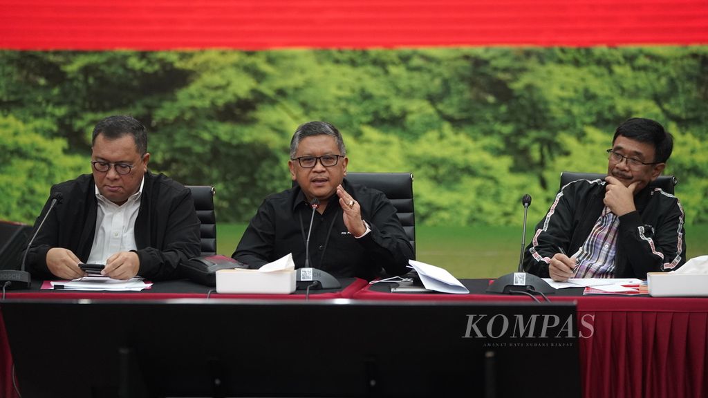 Sekretaris Jenderal DPP PDI Perjuangan Hasto Kristiyanto (tengah), Ketua DPP PDI-P Djarot Syaiful Hidayat (kanan), dan Staf Khusus Presiden Bidang Ekonomi Arif Budimanta (kiri) memberikan keterangan pers terkait Rapat Kerja Nasional (Rakernas) III PDI Perjuangan di Kantor DPP PDI-P, Jakarta Pusat, Senin (5/6/2023).