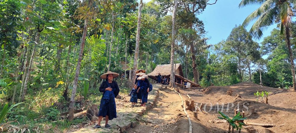 Beberapa perempuan Baduy luar dalam perjalanan pulang dari ladang, Sabtu (30/9/2023), di salah satu kampung di Desa Kanekes, Kabupaten Lebak, Banten