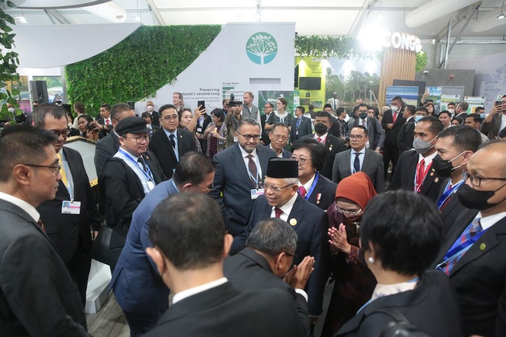 Wakil Presiden Ma'ruf Amin (tengah) menghadiri konferensi iklim COP 27 di Sharm el-Sheikh International Convention Centre di kota Sharm el-Sheikh, tepi Laut Merah, Mesir, dalam foto tanpa tanggal yang diterima dari KBRI Kairo.
