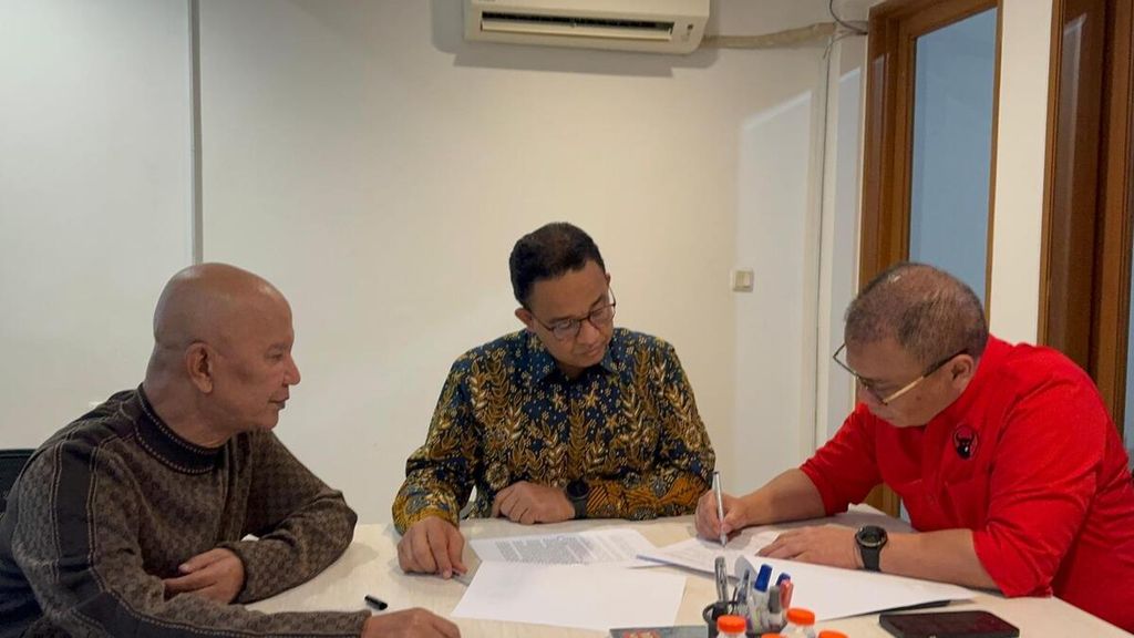 Anies Baswedan bertemu dengan elite PDI-P, Said Abdullah dan Ahmad Basarah, di sebuah tempat, yang diduga terjadi sebelum rencana awal pengumuman Anies pada Senin (26/8/2024).