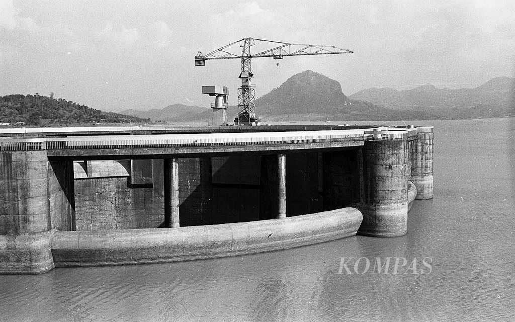 Dam Waduk  Jatiluhur yang berwujud sumur sedalam 80 meter, Selasa (22/6/1976).