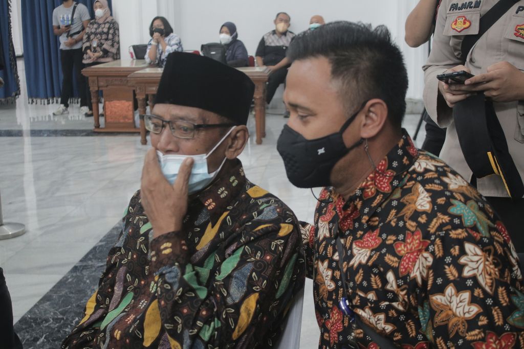 Busono Herry (kiri), ayah dari Taufan Tsunami, korban terorisme di Terminal Kampung Melayu, Jakarta Tahun 2017, terharu di sela acara penyerahan kompensasi korban terorisme dari LPSK di Gedung Sate, Kota Bandung, Jawa Barat, Kamis (24/2/202)