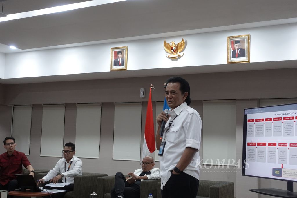 Kuasa hukum Pusat Pengelolaan Kompleks Gelora Bung Karno atau PPKGBK dari kantor hukum Assegaf Hamzah & Partners, Chandra Hamzah (berdiri), saat menyampaikan paparan pada temu media di Jakarta, Jumat (29/9/2023).