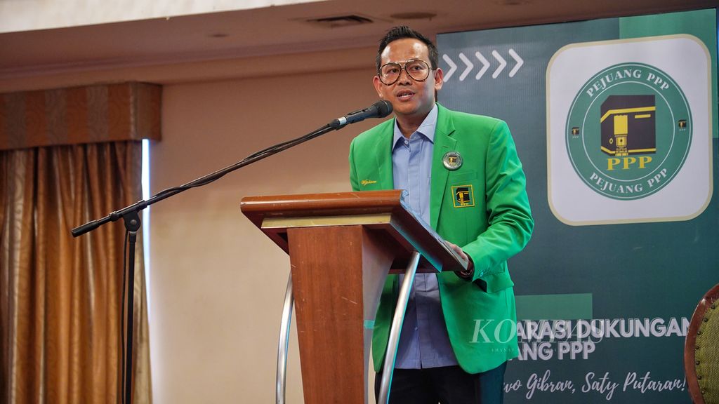 Koordinator Nasional Pejuang Partai Persatuan Pembangunan (PPP) Witjaksono saat memberikan pidatonya dalam Deklarasi Dukungan Kepada Prabowo-Gibran di Hotel Ambhara, Jakarta Selatan, Kamis (28/12/2023). 