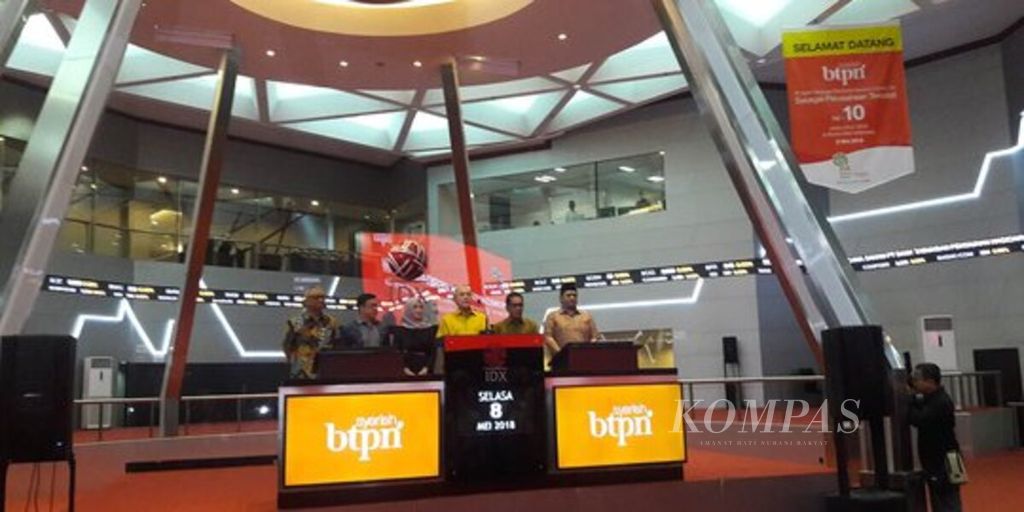 Direktur Penilaian Perusahaan Bursa Efek Indonesia Samsul Hidayat (kedua dari kanan) dan Direktur Utama BTPN Syariah Ratih Rachmawaty (ketiga dari kanan) saat membuka perdagangan pasar saham di Bursa Efek Indonesia, Jakarta, Senin (8/5/2018). 