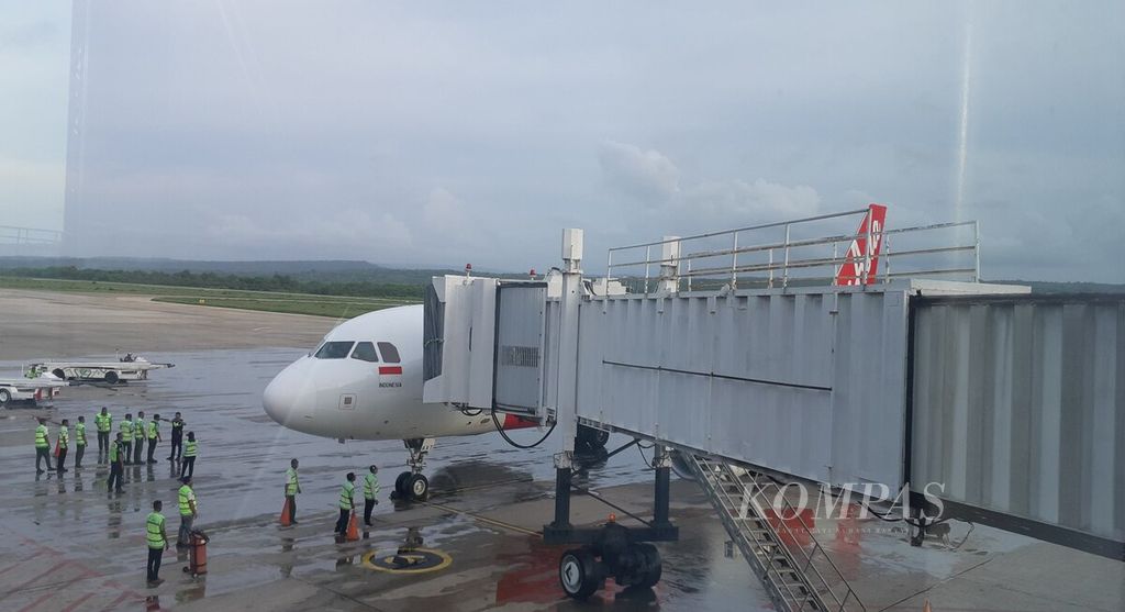 Pesawat AirAsia resmi dalam penerbangan perdana Denpasar-Kupang tiba di Bandara El Tari, Kupang, Nusa Tenggara Timur, Sabtu (16/12/2023).