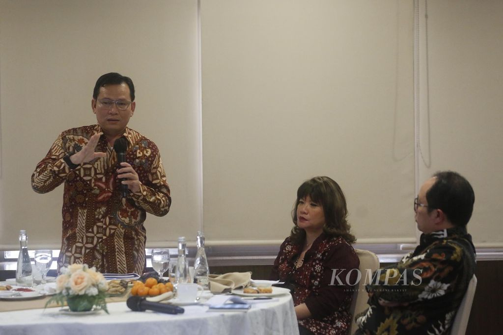 Staf Ahli Kementerian Koordinator Perekonomian Elen Setiadi (kiri) memaparkan pendapat dalam diskusi Kompas Collaboration Forum di Jakarta, Jumat (3/2/2023). Diskusi yang membahas Perppu Cipta Kerja ini dihadiri Menteri Ketenagakerjaan Ida Fauziyah, Pemimpin Redaksi Harian <i>Kompas</i> Sutta Dharmasaputra (kanan), dan Wakil Ketua Apindo Shinta W Kamdani (tengah).