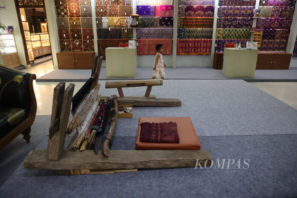 Alat tenun tradisional untuk membuat kain tenun Gringsing dipajang dalam Pameran IKM Bali Bangkit di Taman Werdhi Budaya, Denpasar, Bali, Selasa (8/11/2022). 
