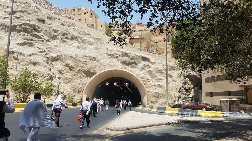 Para jemaah berjalan melalui terowongan menuju Masjidil Haram di Mekkah, Arab Saudi, Jumat (1/7/2022). Jelang puncak haji pada 8 Juli 2022, semakin banyak jemaah haji dari sejumlah negara yang berdatangan ke Tanah Suci.