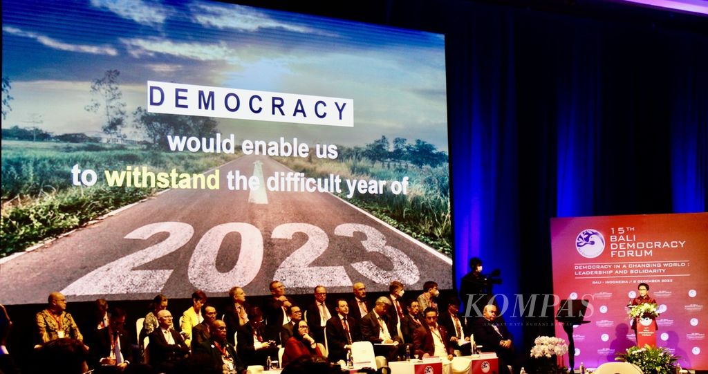 Menteri Luar Negeri RI Retno LP Marsudi (kanan) menyampaikan pidato pada pembukaan Bali Democracy Forum 2023, Kamis (8/12/2022), di Badung, Bali. 