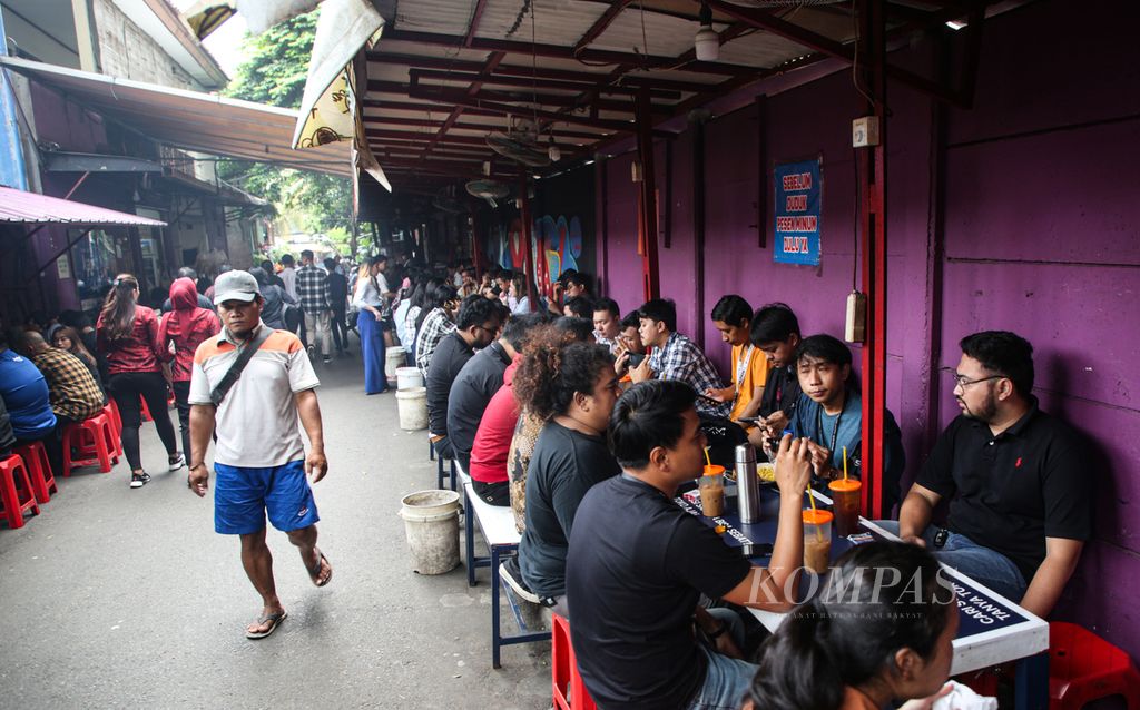 Buyers, who are mostly office workers in the Kuningan area of South Jakarta, filled up the seats of a restaurant during lunchtime on Tuesday (27/2/2024). The middle class with limited salaries have to find ways to meet their daily increasing needs.