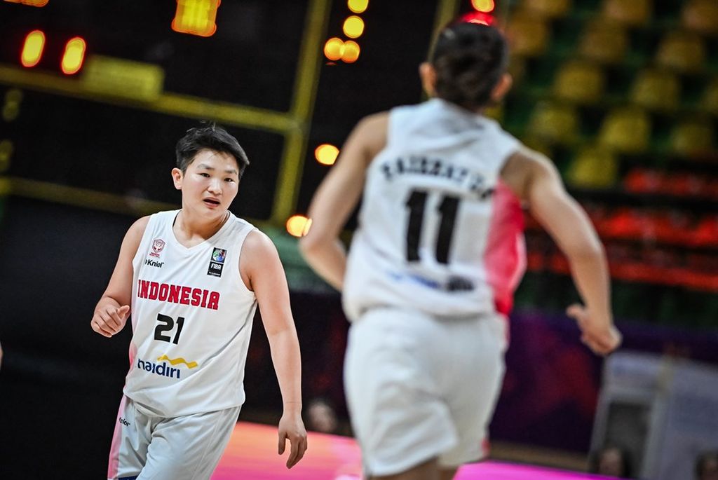 <i>Guard</i> tim nasional bola basket putri Indonesia, Nathania Orville, tampil dominan dalam laga final Piala Asia FIBA 2023 Divisi B melawan Iran di Nimibutr Stadium, Bangkok, Thailand, Sabtu (19/8/2023) malam.