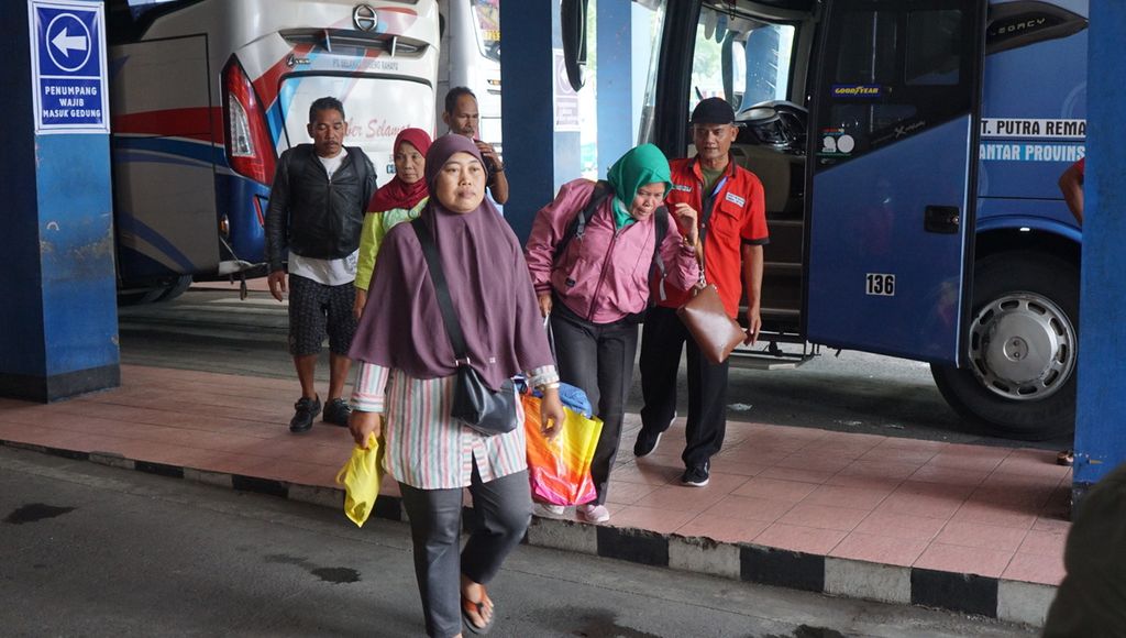 Para penumpang bus yang baru tiba, di Terminal Tirtonadi, Kota Surakarta, Jawa Tengah, Senin (17/4/2023). Terjadi peningkatan jumlah penumpang dalam beberapa hari terakhir. Kondisi itu menandakan arus mudik Lebaran sudah dimulai. 