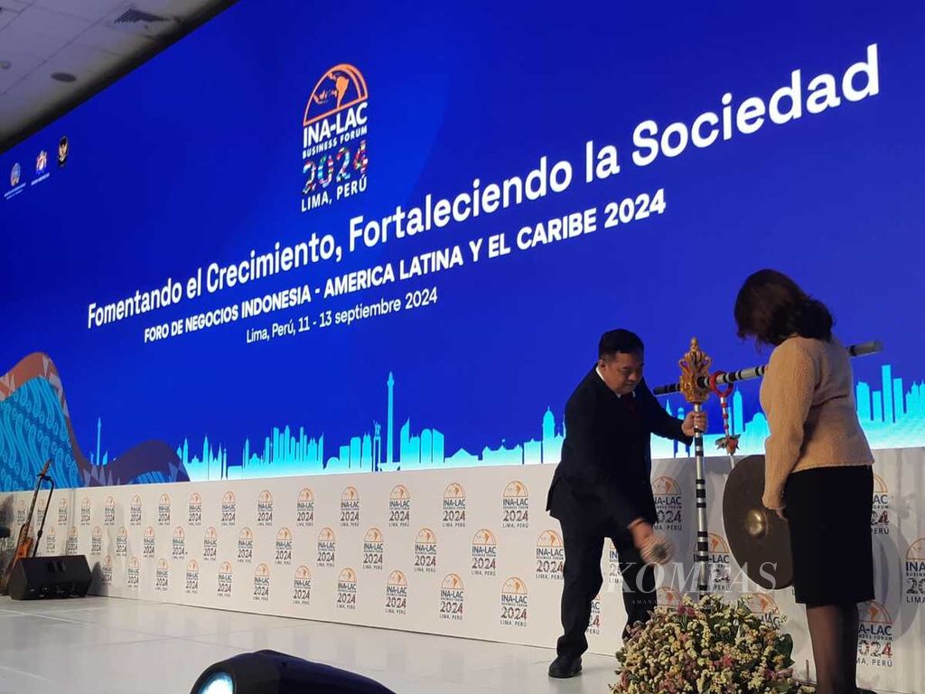 Direktur Jenderal Amerika Eropa Kementerian Luar Negeri RI Umar Hadi bersama Wakil Menteri Perdagangan Peru Teresa Mera Gomez membuka secara resmi Indonesia-Latin America and The Caribbean (INA-LAC) Business Forum di Lima, Peru, Rabu (11/9/2024).