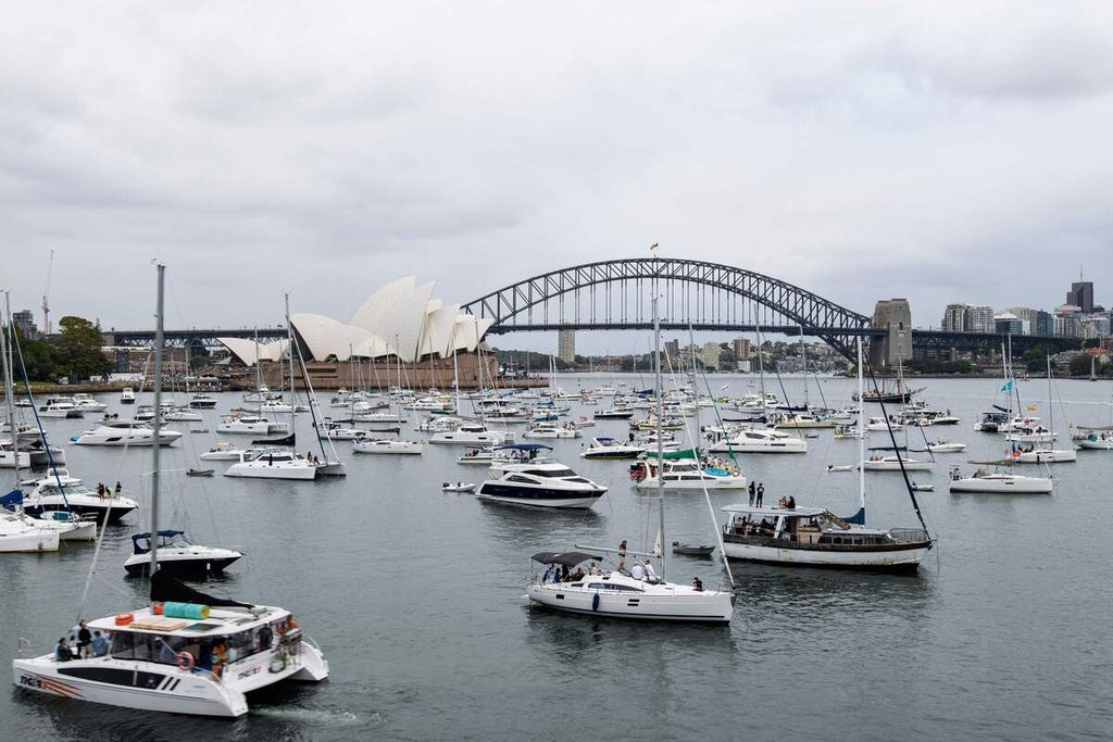 Warga, yang naik perahu dan <i>yacht</i>, mencari posisi yang pas untuk menikmati pemandangan pesta kembang api beberapa jam sebelum malam pergantian tahun di Sydney Harbour, Sydney, Australia, Minggu (31/12/2023). 