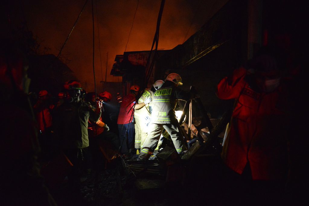 Petugas mengevakuasi korban kebakaran yang terjadi di Jalan Tanah Merah Bawah, Kecamatan Koja, Jakarta Utara, Jumat (3/3/2023).
