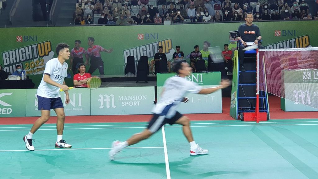 Ganda putra Indonesia, Fajar Alfian/Pramudya Kusumawardana, berlaga melawan pasangan Malaysia, Aaron Chia/Nur Izzuddin, di turnamen BrightCup yang digelar PBSI di Tenis Indoor, Senayan, Jakarta, Jumat (11/11/2022). 