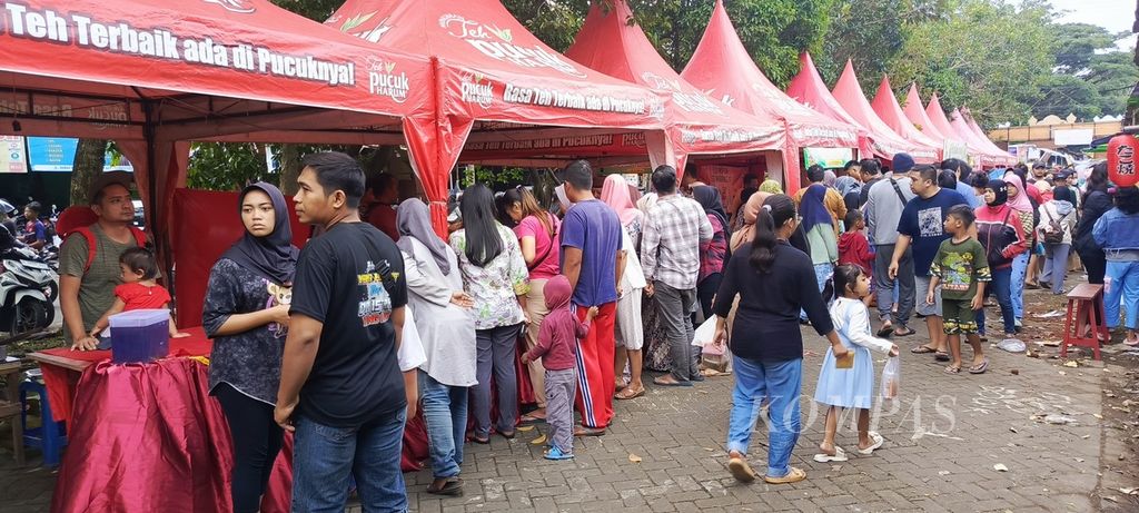 Suasana pasar Ramadhan 2024 di kawasan Sawojajar Kota Malang, Jawa Timur, Senin (12/3/2024), dijejali pembeli.