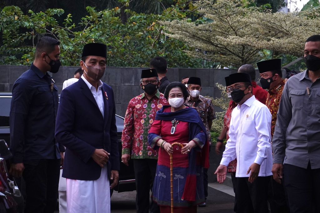 Dalam Rangka Haul mengenang 9 tahun wafatnya Almarhum Taufiq Kiemas, Presiden Joko Widodo meresmikan Masjid At-Taufiq PDI Perjuangan di Lenteng Agung, Jakarta Selatan. Peresmian juga dihadiri oleh Presiden ke-5 Megawati Soekarnoputri, Rabu (8/6/2022). Presiden Jokowi maupun Megawati menegaskan hubungan mereka erat dan mendalam.