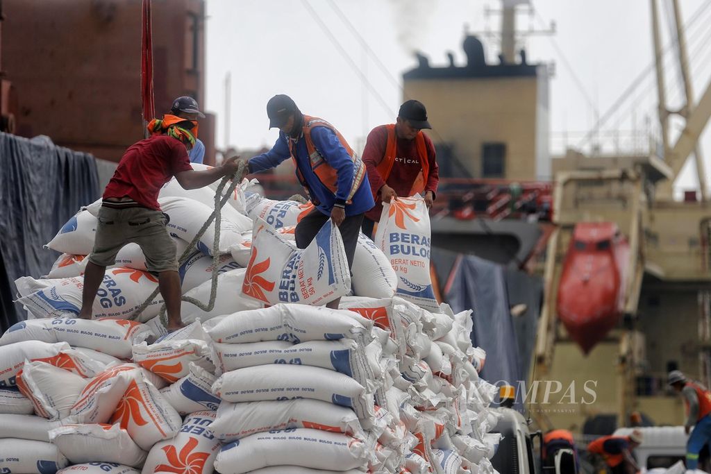 Buruh membongkar beras impor dari Thailand yang baru tiba di Pelabuhan Tanjung Priok, Jakarta, dengan menggunakan kapal Vimc Unity, Senin (29/5/2023). Pada 2024, pemerintah menambah impor beras sebanyak 1,6 juta ton sehingga total beras yang bakal didatangkan dari luar negeri menjadi 3,6 juta ton.