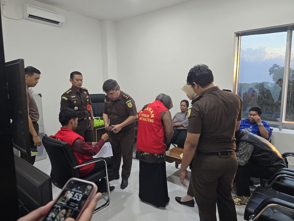 Tiga tersangka dugaan korupsi di Bawaslu Seruyan menggunakan rompi tahanan kejaksaan sebelum ditahan di Rutan Kelas IIA Kota Palangka Raya, Kalimantan Tengah, Rabu (30/10/2024).