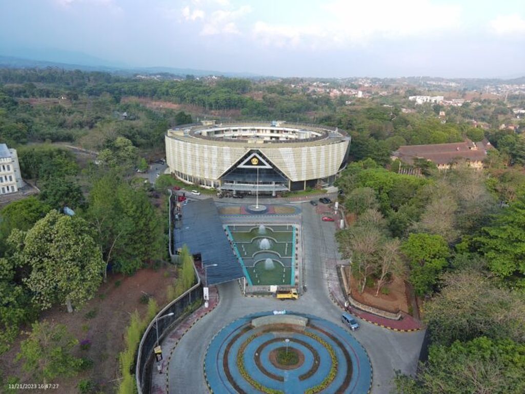 Universitas Padjadjaran di Jatinangor, Sumedang.