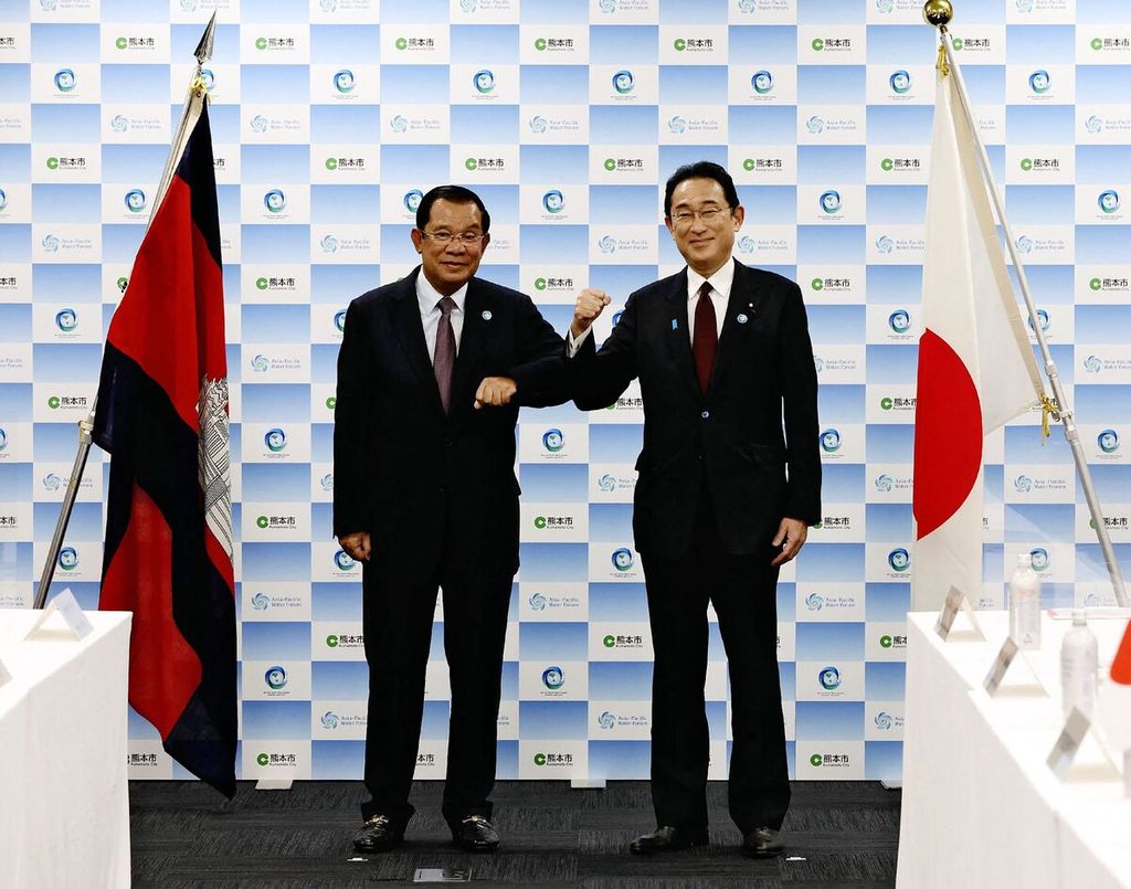 Perdana Menteri Jepang Fumio Kishida (kanan) dan PM Kamboja Hun Sen berfoto bersama dalam ajang Asia-Pacific Water Summit IV di Kumamoto, Jepang, 23 April 2022. 