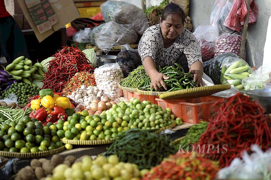 Pedagang sayur menata dagangannya di Pasar Kebayoran Lama, Jakarta Selatan, Kamis (12/1). 