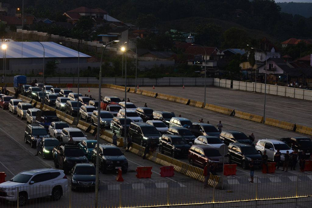 Sejumlah mobil menunggu kedatangan feri di Pelabuhan Bakauheni, Lampung, Jumat (17/3/2023). 