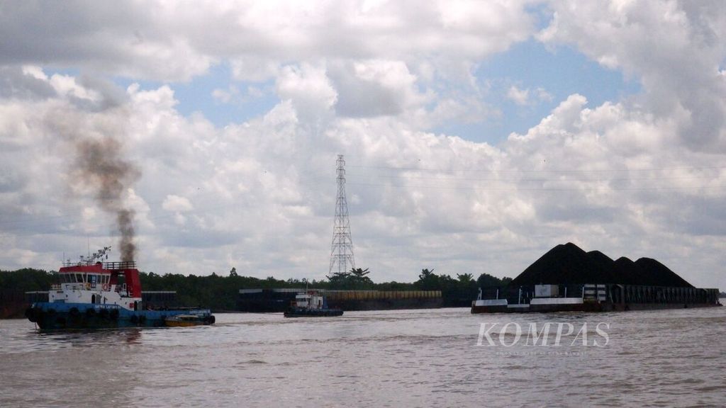 Kapal tunda menarik tongkang bermuatan batubara melintasi Sungai Barito di Kota Banjarmasin, Kalimantan Selatan, Kamis (1/9/2022).