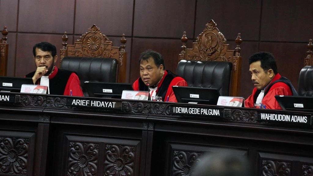 Suasana sidang yang diketuai oleh hakim MK Arief Hidayat membahas uji materi UU tentang ambang batas pencalonan presiden (<i>presidential threshold</i>) di Mahkamah Konstitusi, Jakarta, Kamis (11/1/2018). Mahkamah Konstitusi menolak uji materi Pasal 222 Undang-Undang Nomor 7 Tahun 2017 tentang Pemilihan Umum yang mengatur ambang batas pencalonan presiden dan menyatakan bahwa pasal tersebut tidak bertentangan dengan UUD 1945.