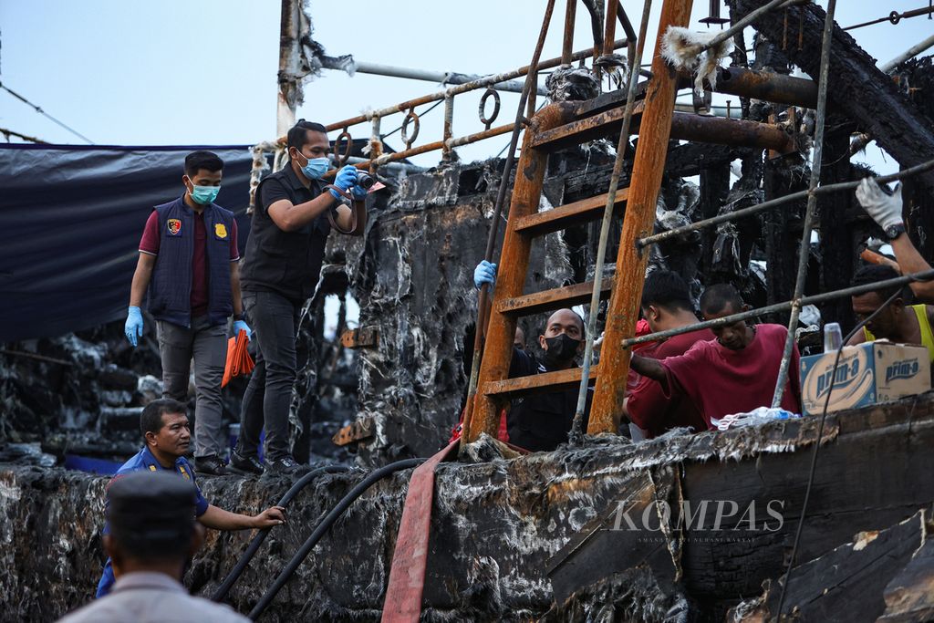 Proses evakuasi korban kapal yang hangus terbakar di Pelabuhan Muara Baru, Penjaringan, Jakarta Utara, Senin (6/5/2024). Sebanyak tiga kapal terbakar pada Minggu (5/5/2024) diduga karena korsleting listrik mesin pendingin ikan di KM Rezeki Melimpah yang kemudian merembet ke dua kapal lain.