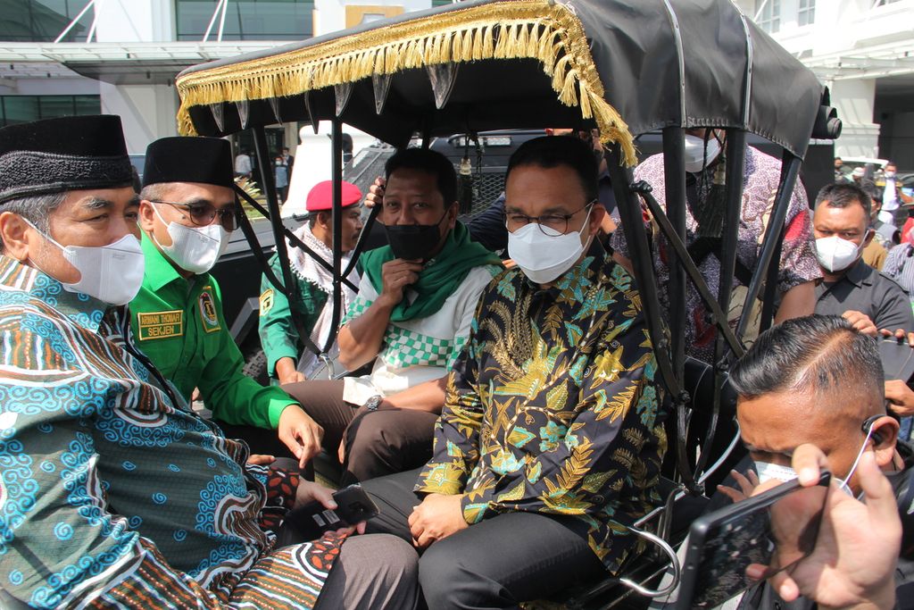 Gubernur DKI Jakarta Anies Baswedan (kanan) menaiki kereta kuda menuju Gedung Jogja Expo Center, Kabupaten Bantul, Daerah Istimewa Yogyakarta, untuk menghadiri peringatan Harlah Partai Persatuan Pembangunan (PPP) ke-49 (31/1/2022). Dalam kesempatan itu, digelar juga Musyawarah Kerja Wilayah (Muskerwil) Dewan Pimpinan Wilayah PPP DIY.