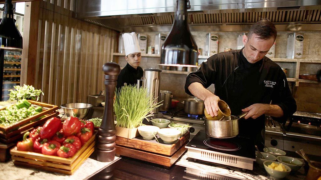 Chef Cameron Gardiner dari Restoran Sana Sini Hotel Pullman Jakarta memeragakan cara memasak makanan sehat.