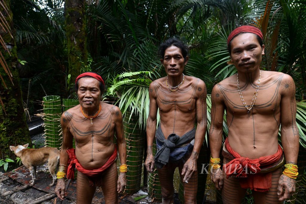 Aman Lau Lau, Aman Lain, Aman Goddai (dari kiri ke kanan) sikerei atau dukun adat suku Mentawai di Dusun Buttui, Desa Madobag, Kecamatan Siberut Selatan, Kepulauan Mentawai, Sumatera Barat, Kamis (28/7/2022). 