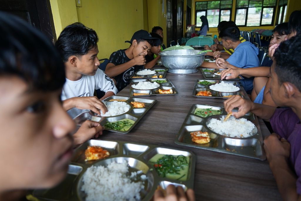 Anak binaan di Panti Sosial Anak dan Remaja Sulawesi Tenggara makan siang bersama di Kendari, Selasa (15/9/2020). Anggaran makan anak-anak ini hanya Rp 25.000 per orang per hari.