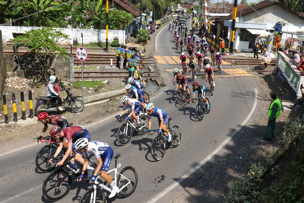 A number of cyclists compete in the first stage of the 2024 International Tour de Banyuwangi Ijen (ITdBI) championship in Banyuwangi, East Java, Monday (22/7/2024).