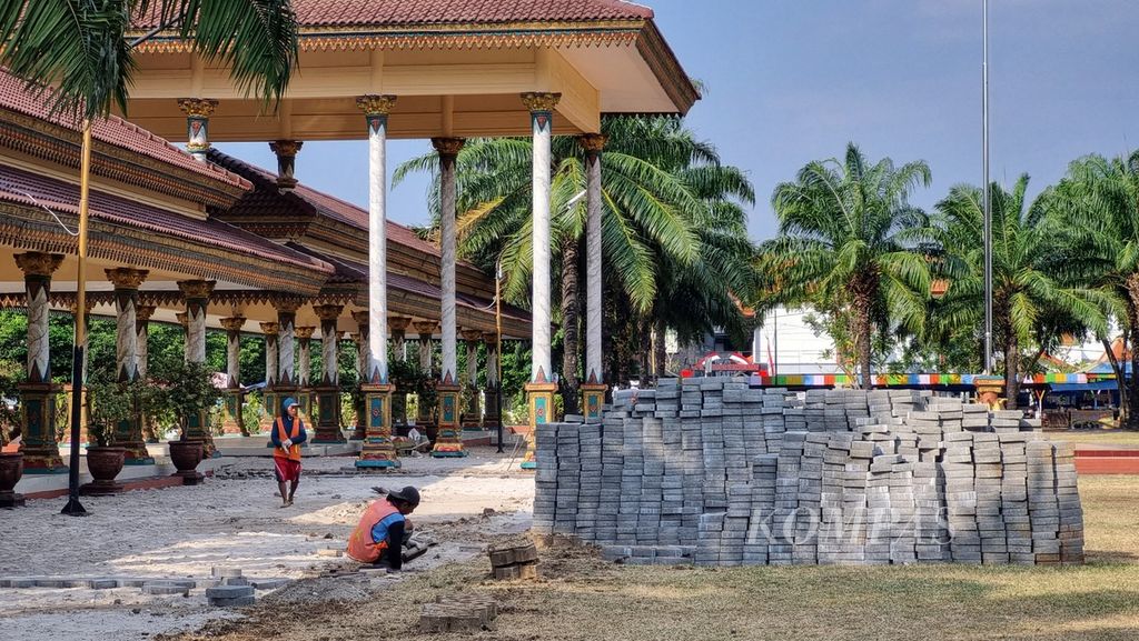 Pekerja tengah melakukan pembenahan di kawasan Alun-alun Kota Madiun, Jawa Timur, Sabtu (22/7/2023). Di masa Hindia Belanda, Alun-alun itu menjadi lokasi pertandingan sepak bola di Madiun.