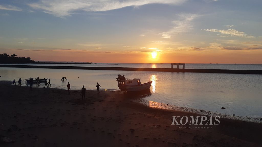 Suasana menjelang terbenamnya matahari di Pantai Lasiana, Kota Kupang, Nusa Tenggara Timur, Kamis (15/7/2021). Setiap petang, warga berdatangan menikmati suasana di pantai itu.