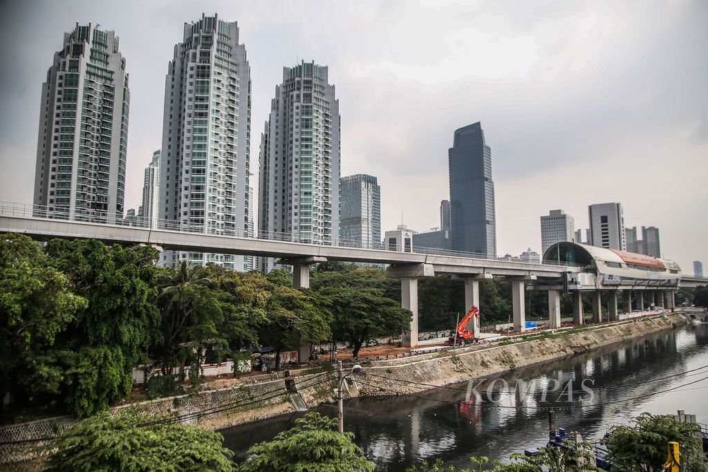 Pengerjaan akhir pembangunan prasarana kereta ringan (LRT) Jabodetabek di kawasan Dukuh Atas, Jakarta, Sabtu (5/6/2021). Per akhir Mei 2021, pembangunan LRT Jabodetabek telah mencapai 84,76 persen. 