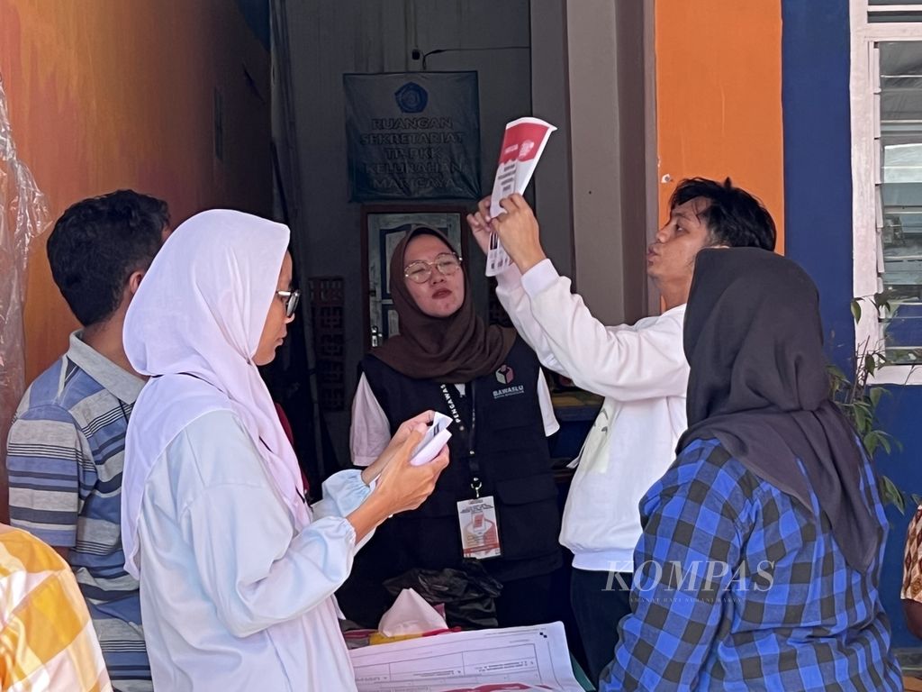 Petugas Kelompok Penyelenggara Pemungutan Suara atau KPPS di Tempat Pemungutan Suara (TPS) 03 Kelurahan Maricaya, Kecamatan Makassar, menghitung surat suara dalam pemilihan suara ulang di Makassar, Sabtu (24/2/2024).