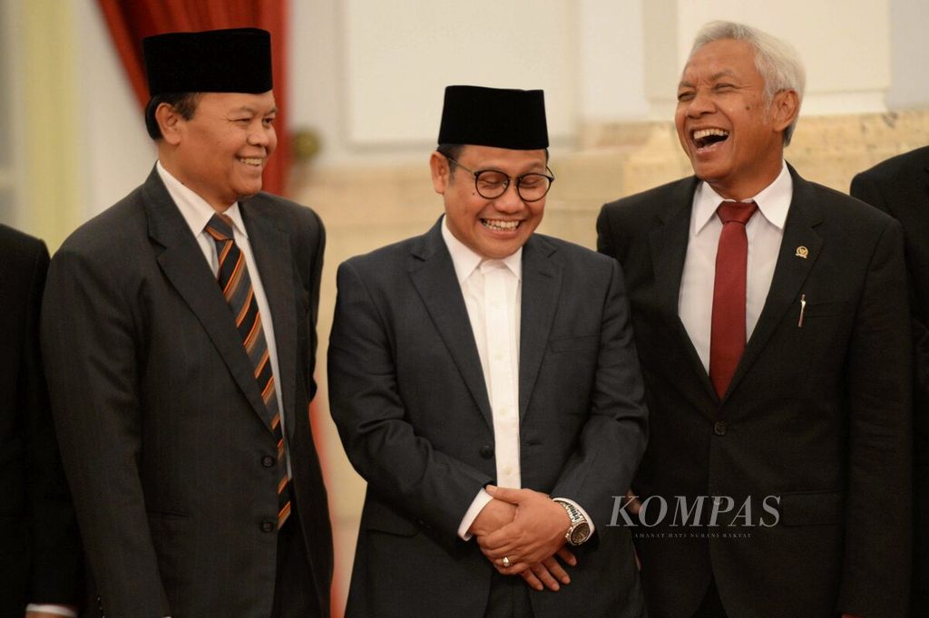 Wakil Ketua Majelis Syuro Partai Keadilan Sejahtera Hidayat Nur Wahid, Ketua Umum PKB Muhaimin Iskandar, dan Wakil Ketua Dewan Pembina Partai Demokrat Agus Hermanto (dari kiri ke kanan) berbincang sambil tertawa di Istana Negara, Jakarta, 13 Agustus 2018. 