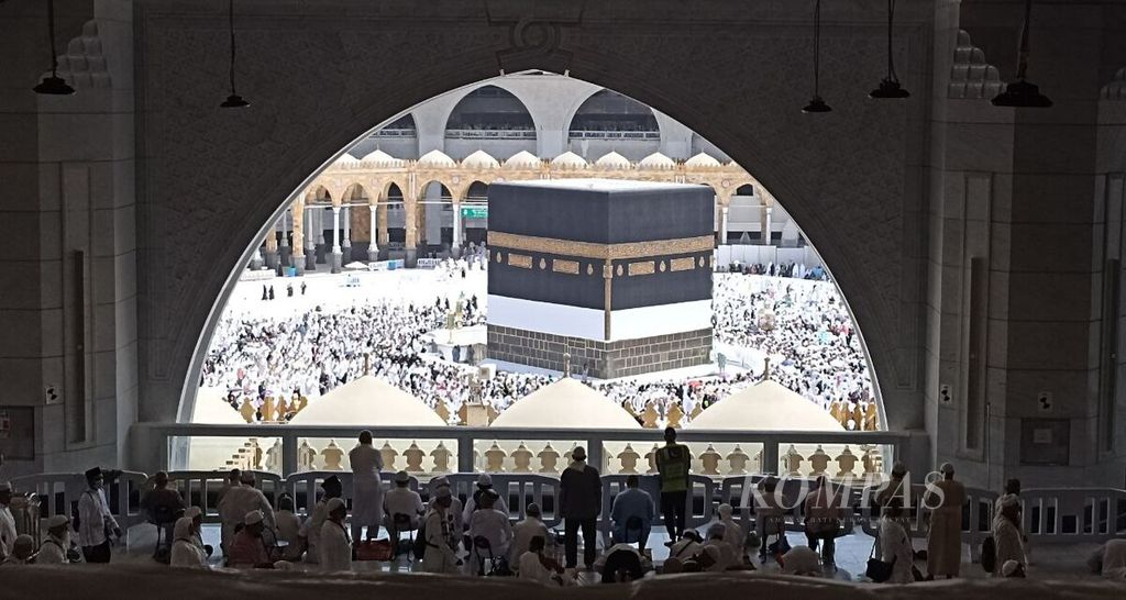 Para jemaah sedang melakukan tawaf di lantai dua Masjidil Haram, Mekkah, Senin (27/6/2022) siang waktu setempat. Jemaah haji dari berbagai negara berdatangan ke Mekkah untuk menunaikan ibadah haji pada awal Juli 2022.