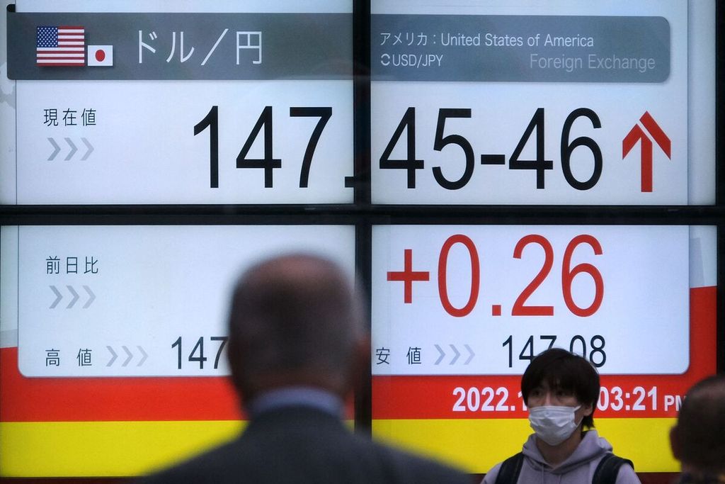 Papan elektronik menampilkan kurs yen Jepang terhadap dollar AS di Tokyo, Jepang, 14 Oktober 2022. 