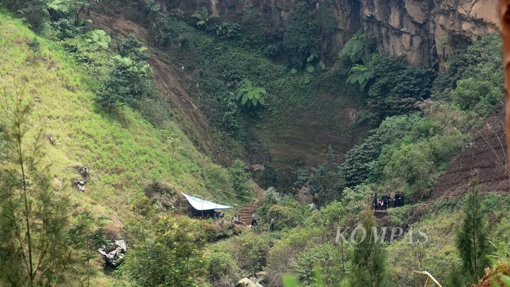 Lokasi jatuhnya satu dari dua pesawat TNI AU Super Tucano Skuadron Udara 21 di lereng pegunungan Bromo, Desa Keduwung, Kecamatan Puspo, Kabupaten Pasuruan, Jumat (17/11/2023). Kecelakaan dua pesawat Super Tucano dengan nomor ekor TT-3111 dan TT 3103 menyebabkan empat penerbang tewas.