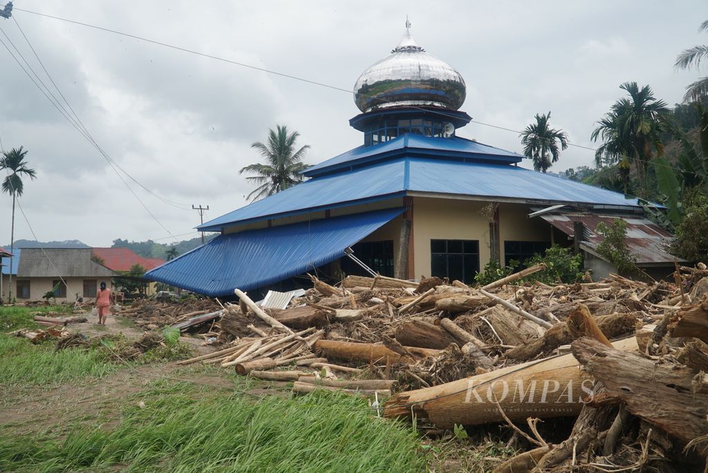 Kondisi salah satu masjid yang diterjang banjir bandang di Kampung Batu Bala, Nagari Ganting Mudiak Utara Surantih, Kecamatan Sutera, Kabupaten Pesisir Selatan, Sumatera Barat, Selasa (12/3/2024). 