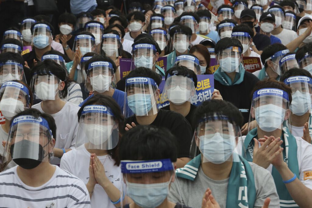 Para dokter berunjuk rasa menentang kebijakan pemerintah di bidang kesehatan yang menimbulkan keprihatinan terkait perawatan pasien dan pandemi Covid-19, di Seoul, Korea Selatan, 14 Agustus 2020. 