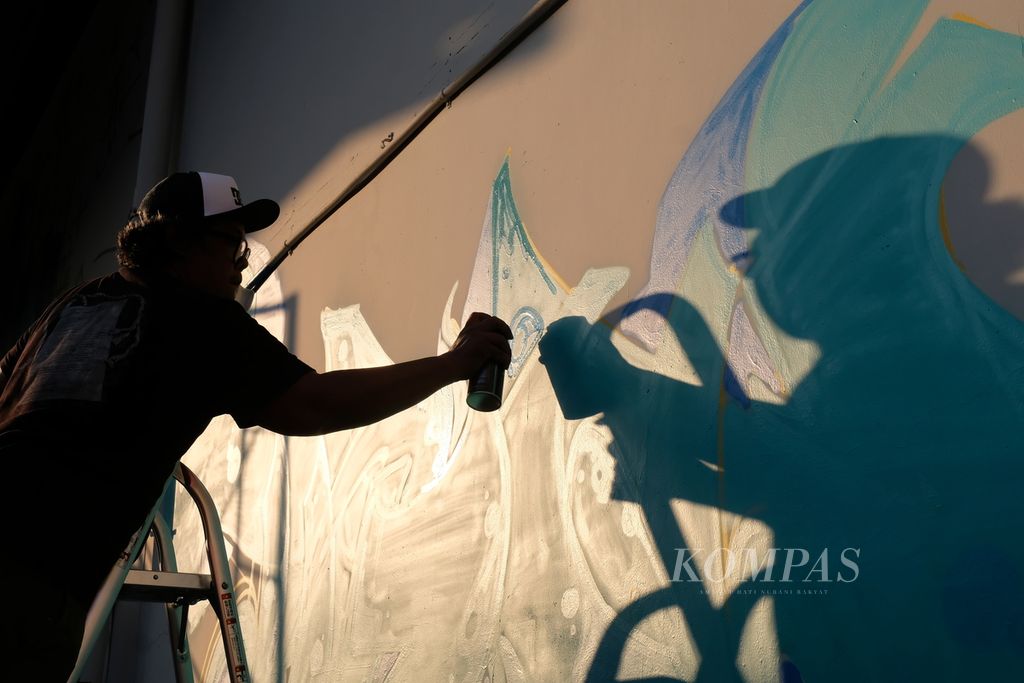 An graffiti artist or "writer" created their artwork at the annual graffiti art festival, King Royal Pride, in the Sunter area of North Jakarta on Saturday (16/9/2023). The festival took place on September 9-10, 2023 and September 16-17, 2023. On September 9-10, 2023, the artists simultaneously drew on 85 large walls in 85 cities across Indonesia. The simultaneous drawing also took place in Taiwan and Singapore. Meanwhile, on September 16-17, 2023, representative artists from several cities and countries came to draw in Jakarta. The artists came from Jambi, Yogyakarta, Surabaya, Jakarta, Germany, Taiwan, Singapore, and the United States.